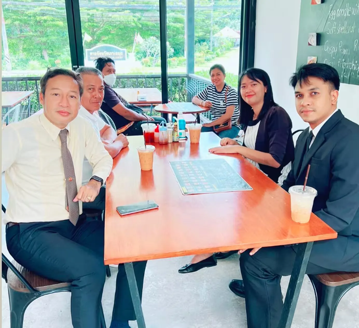การจัดการเรื่องวีซ่าและใบอนุญาตทำงาน (Work Permit)